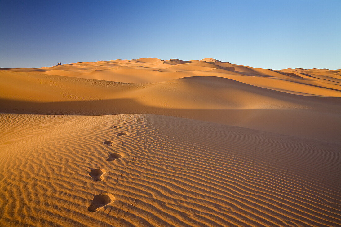 Fußspuren in der libyschen Wüste, Libyen, Sahara, Nordafrika