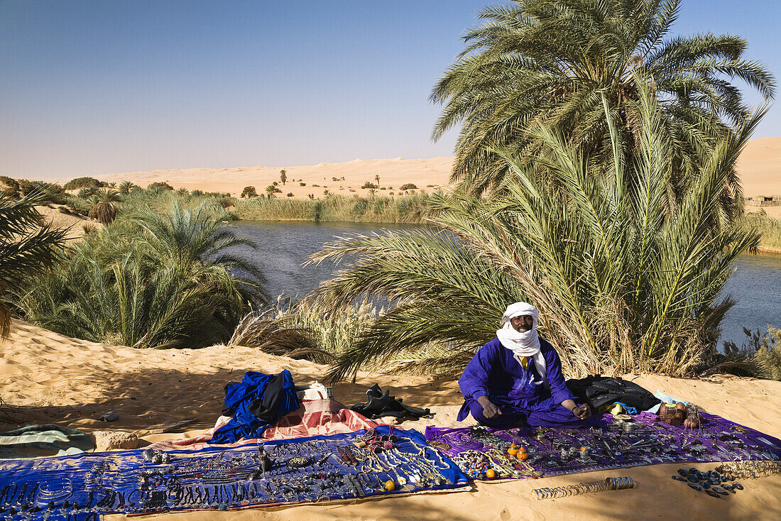 Tuareg verkauft Andenken, Mandaraseen, Oase Um el Ma, libysche Wüste, Sahara, Libyen, Afrika