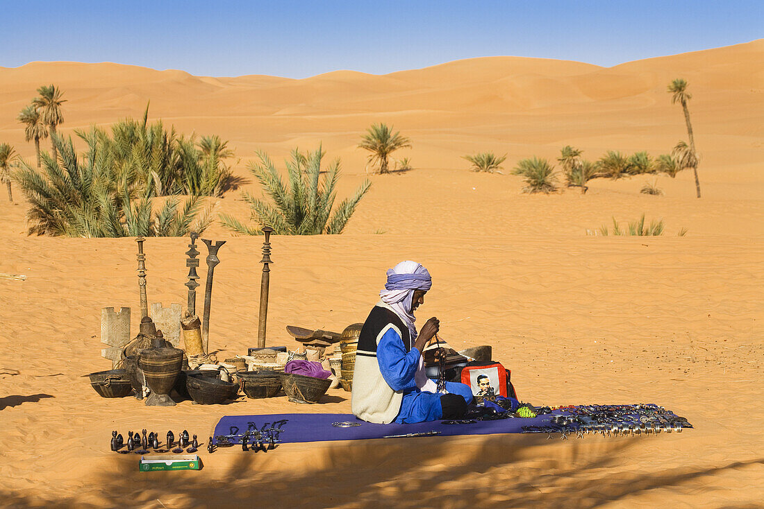 Tuareg verkauft Andenken, Mandaraseen, Oase Um el Ma, libysche Wüste, Sahara, Libyen, Afrika