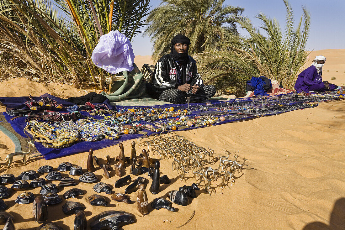 Tuareg verkauft Andenken, Mandaraseen, Oase Um el Ma, libysche Wüste, Sahara, Libyen, Afrika