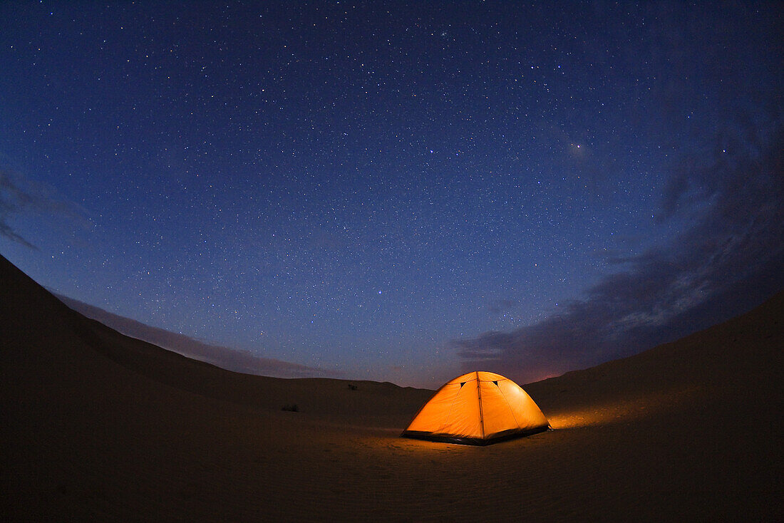 Zelten unter dem Sternenhimmel in der libyschen Wüste, Libyen, Sahara, Afrika