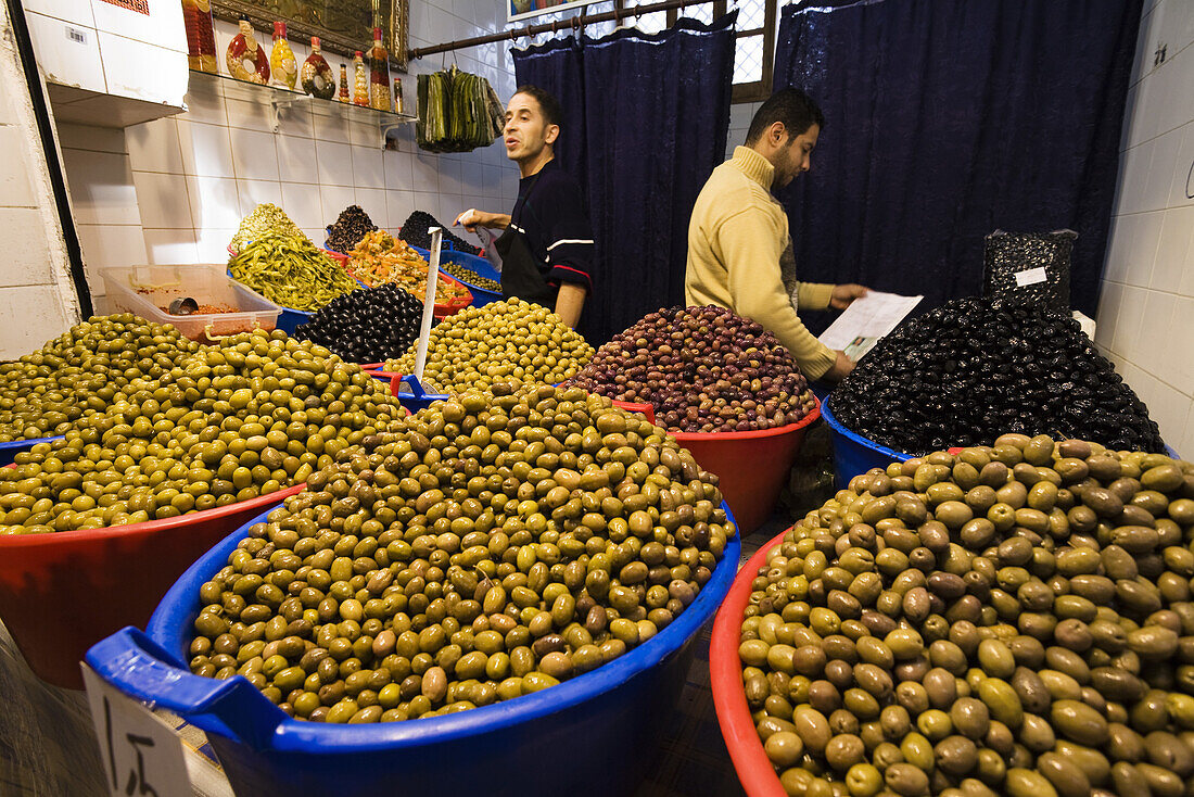 Oliven auf dem Gemüsemarkt in Tripolis, Libyen, Afrika