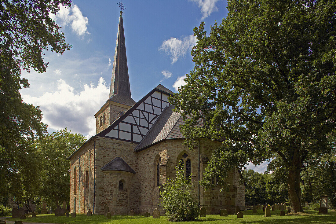 Außenansicht der Stiepeler Dorfkirche in Bochum-Stiepel, Ruhrgebiet, Nordrhein-Westfalen, Deutschland, Europa