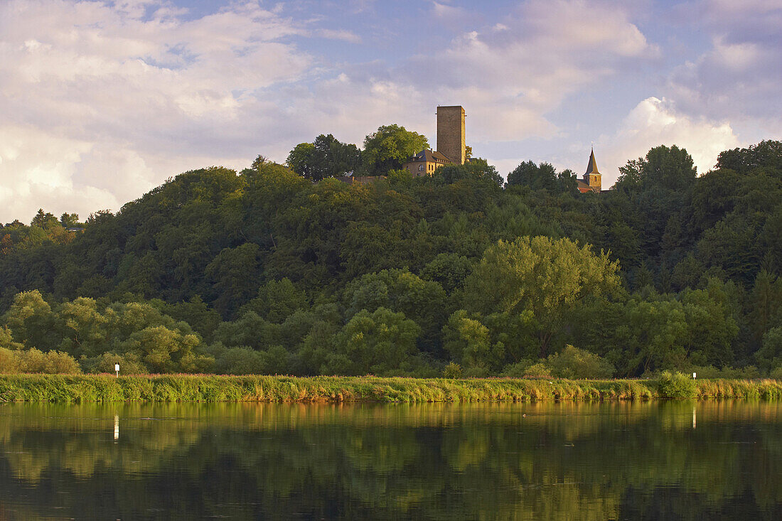 Blick über Ruhraue auf Burg Blankenstein in Hattingen-Blankenstein, Ruhrgebiet, Nordrhein-Westfalen, Deutschland, Europa