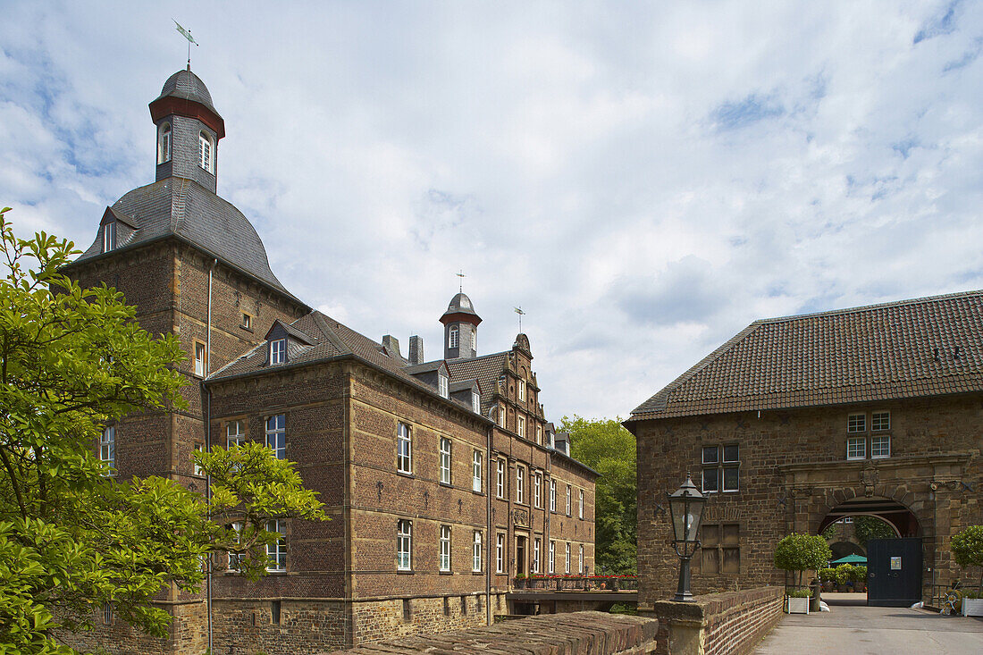 Wasserschloß Haus Hugenpoet bei Essen-Kettwig, Ruhrgebiet, Nordrhein-Westfalen, Deutschland, Europa