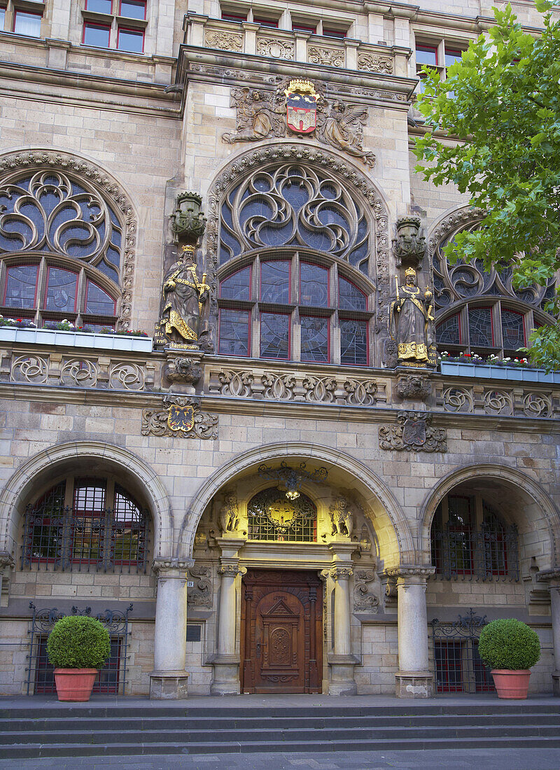 Haupteingang des Rathauses von Duisburg (Architekt: Friedrich Ratzel, 1897 - 1902), Ruhrgebiet, Nordrhein-Westfalen, Deutschland, Europa