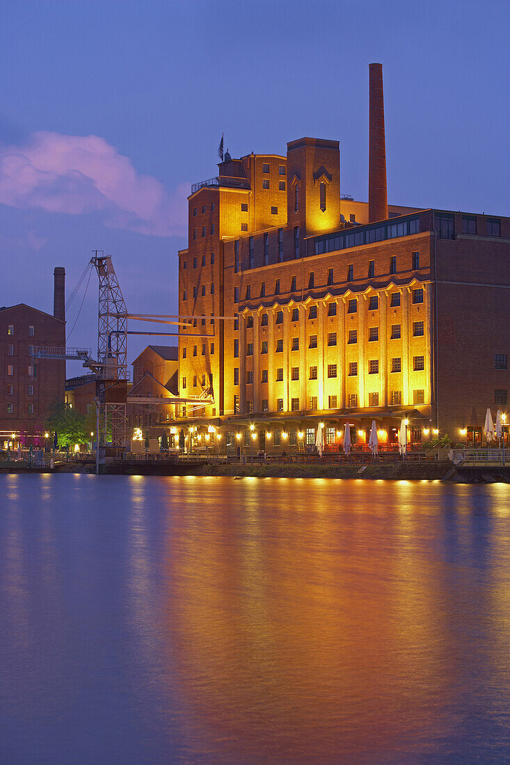 Speichergebäude am Abend, Innenhafen, Duisburg, Nordrhein-Westfalen, Deutschland