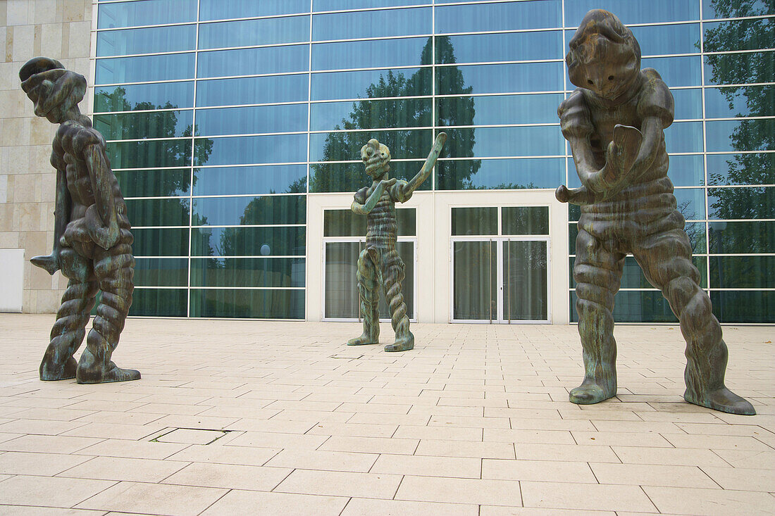 Skulptur Ganz große Geister von Thomas Schütte (1998-2004) vor dem Saalbau Philharmonie (1950-54), Essen, Ruhrgebiet, Nordrhein-Westfalen, Deutschland, Europa