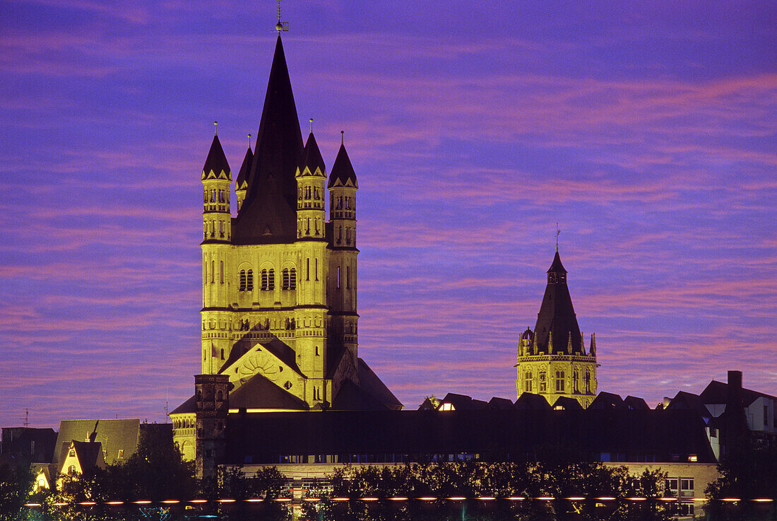 Abendhimmel über Kirche Groß St. Martin und Rathausturm, Köln, Nordrhein-Westfalen, Deutschland