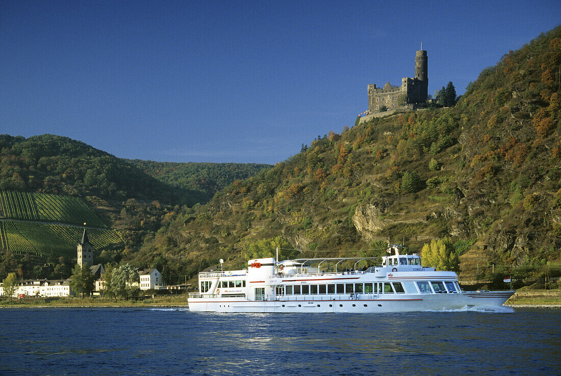 Ausflugsschiff auf dem Rhein vor Burg Maus, bei St. Goarshausen, Rhein, Rheinland-Pfalz, Deutschland