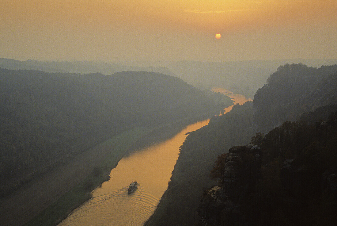 Blick von der Bastei zur Elbe bei Sonnenuntergang, Elbsandsteingebirge, Sächsische Schweiz, bei Dresden, Sachsen, Deutschland