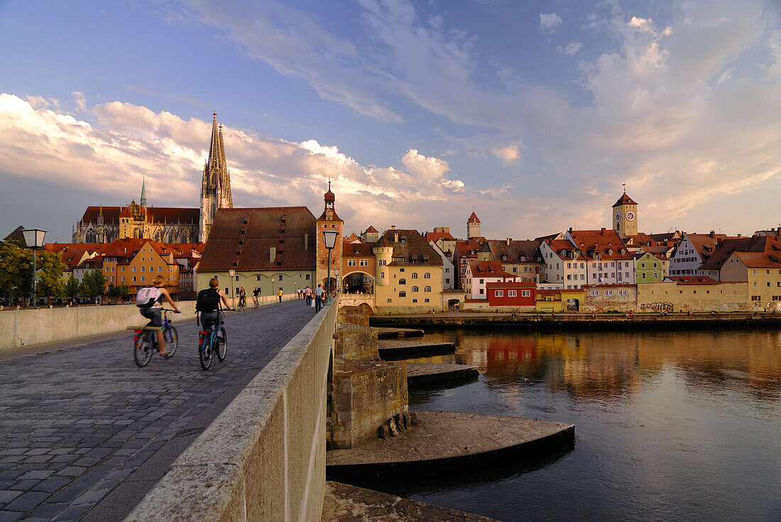 Regensburg, Blick über Steinerne Brücke und Donau auf Altstadt mit Dom St.Peter, Brückturm und Goldener Turm, Oberpfalz, Bayern, Deutschland