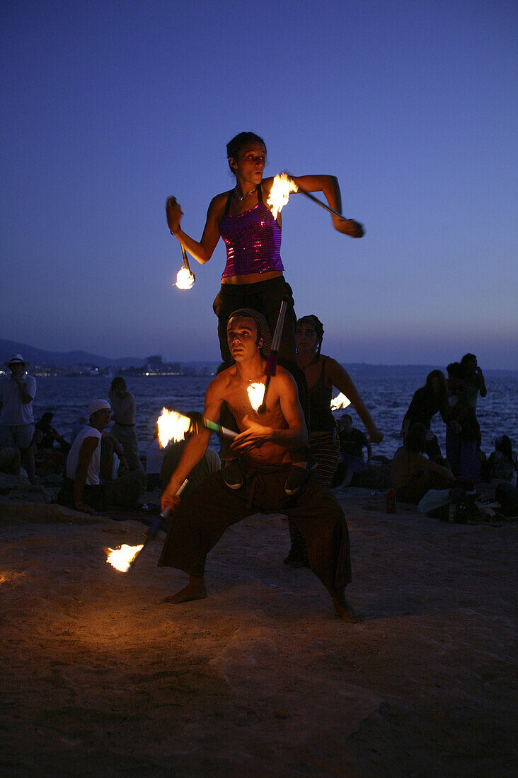 Jongleure und Feuerspucker am Café del Mar Ibiza, Balearen, Spanien