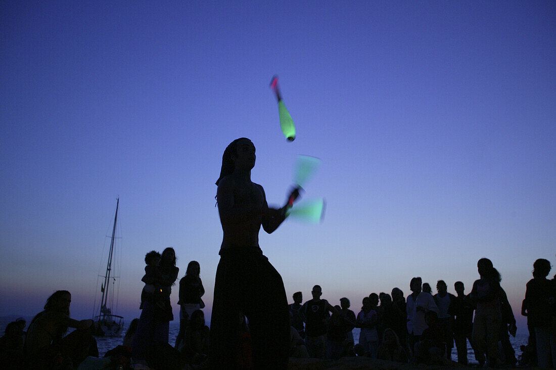 Jongleure und Feuerspucker am Café del Mar Ibiza, Balearen, Spanien