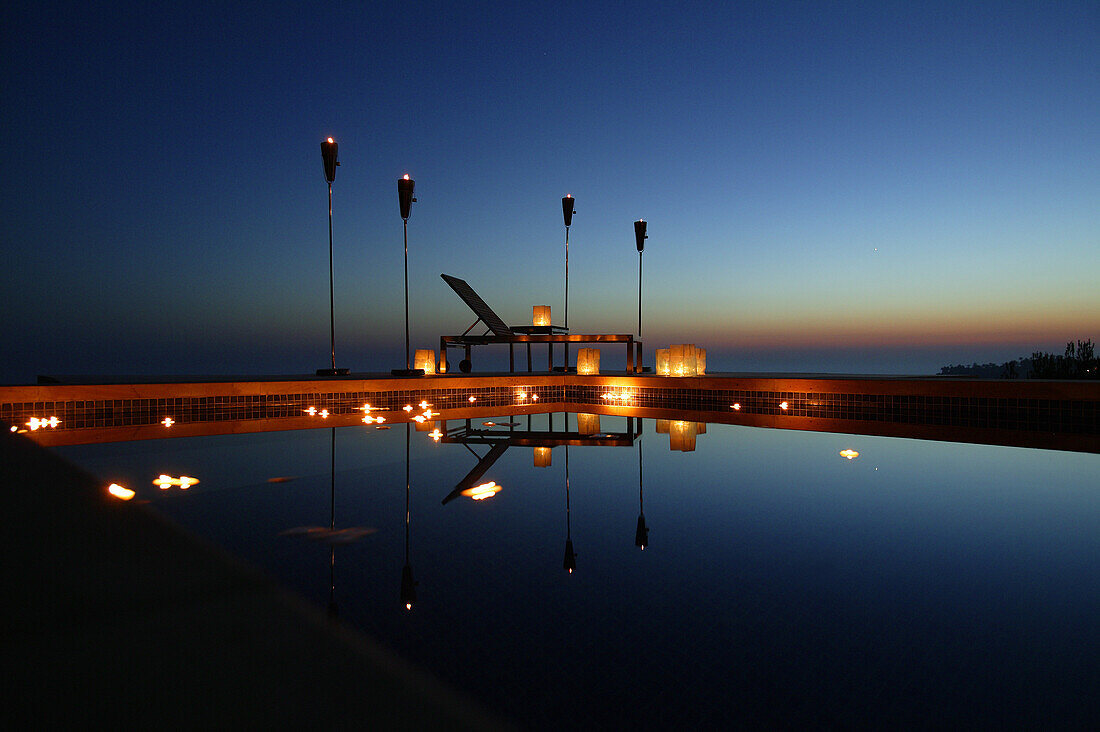 Sonnenliege, Fackeln und Kerzen am Pool, Abendstimmung, Cala Llamp, Andratx, Mallorca, Balearen, Spanien