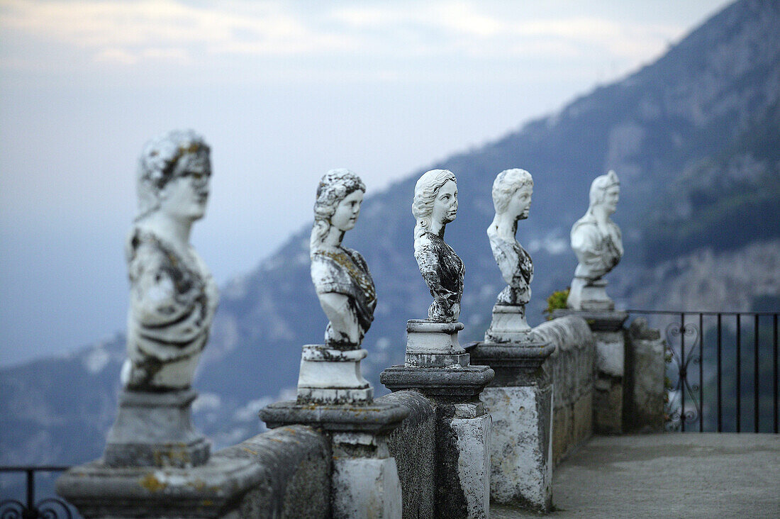 Marmorbüsten Villa Cimbrone, Ravello, Amalfi Küste, Salerno, Italien