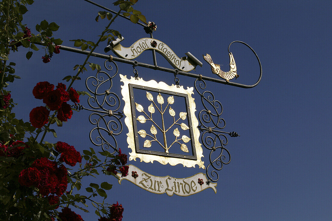 Hotel zur Linde, schmiedeeisernes Hotelschild Fraueninsel, Chiemsee, Bayern, Deutschland