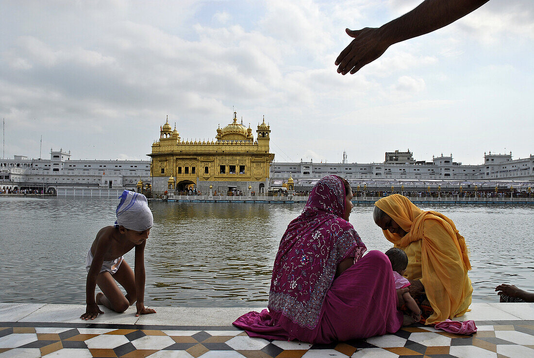 Menschen vor dem Goldenen Tempel, Heiligtum der Sikhs, Amritsar, Punjab, Indien, Asien