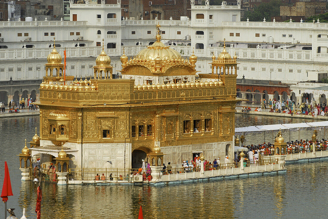 Blick auf den Goldenen Tempel, Heiligtum der Sikhs, Amritsar, Punjab, Indien, Asien