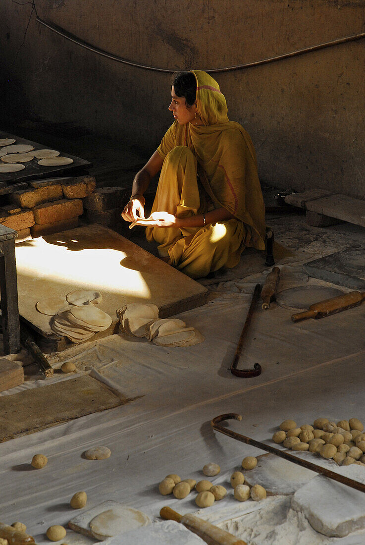 Goldener Tempel, Sikh Frau backt Brotfladen, Heiligtum der Sikhs, Amritsar, Punjab, Indien, Asien
