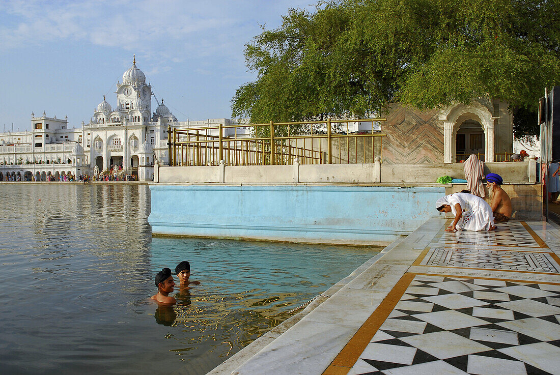 Goldener Tempel, junge Sikh Männer baden im heiligen See, Heiligtum der Sikhs, Amritsar, Punjab, Indien, Asien