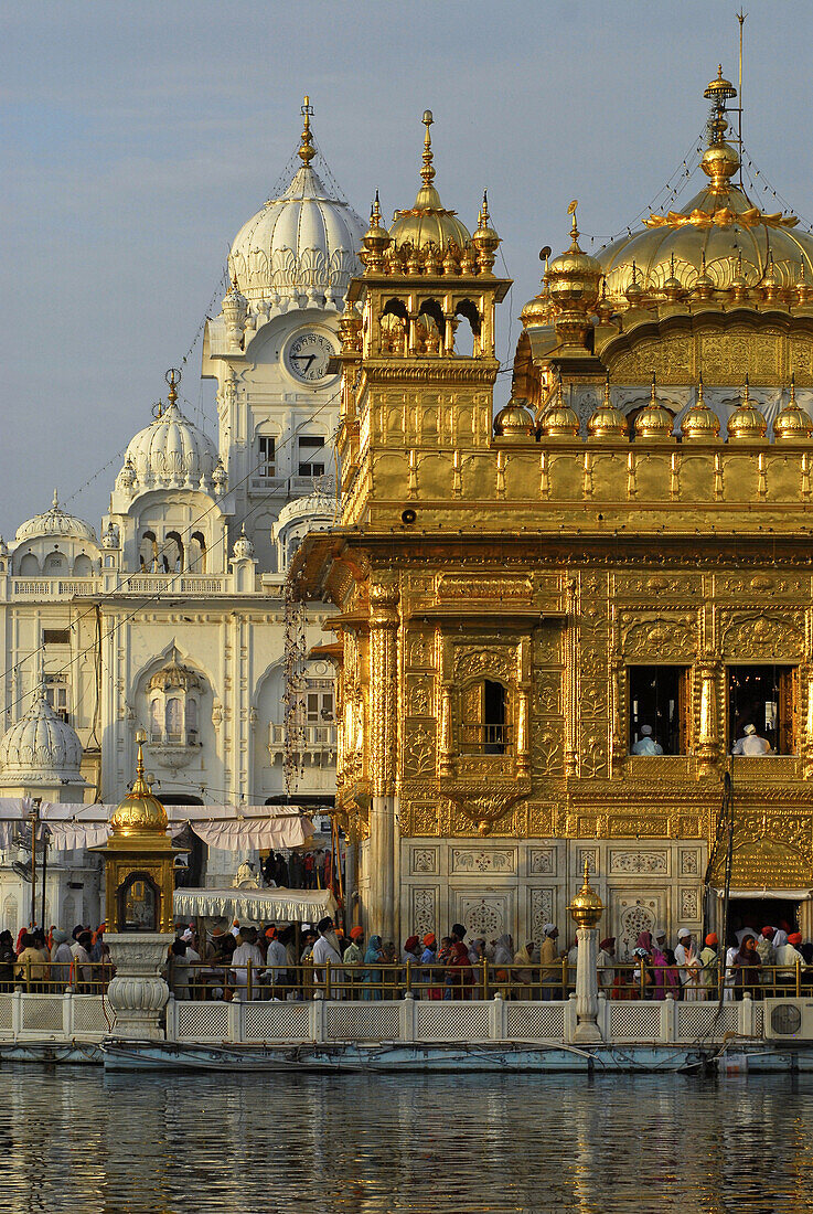 Goldener Tempel glänzt im Sonnenlicht, Heiligtum der Sikhs, Amritsar, Punjab, Indien, Asien