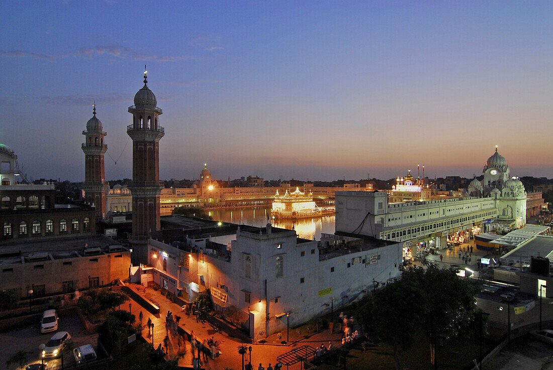 Goldener Tempel in der Abenddämmerung, Heiligtum der Sikhs, Amritsar, Punjab, Indien, Asien