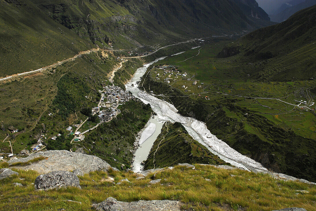 Ganges, Blick auf die Gangesquellen, Quellflüsse im Flußtal nördlich von Badrinath, Badrinath, Uttarkand, Indien, Asien