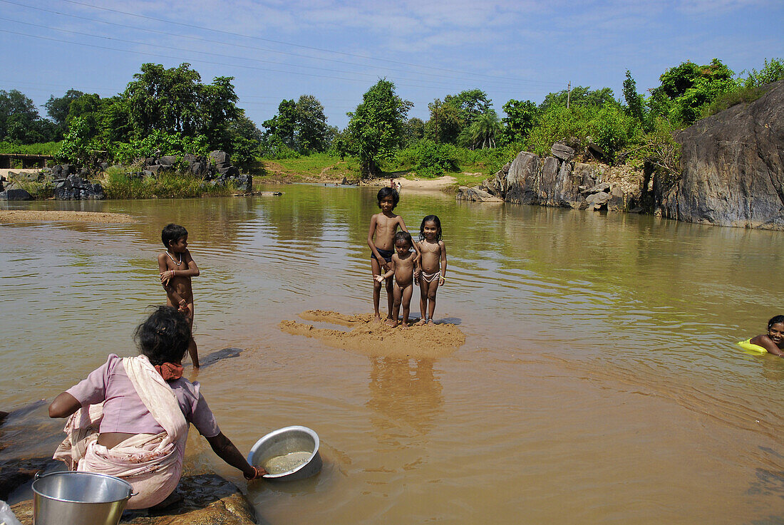 Kinder baden in einem Fluss in Bastar, Chhattisgarh, Indien, Asien