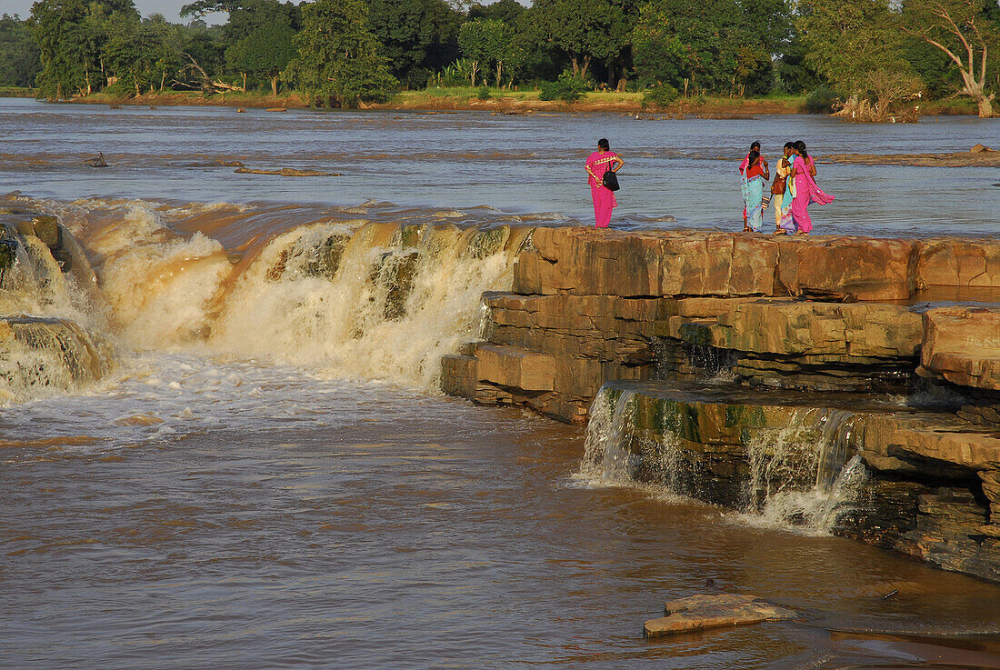 Frauen in bunten Saris an den Chitrakote Wasserfällen, Bastar, Chhattisgarh, Indien, Asien