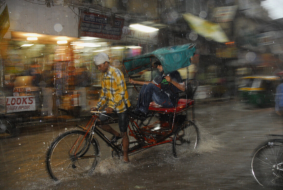 Fahrrad Rikscha in überfluteter Straße, Heftiger Regen in der Paharganj, Mainbazar, New Delhi, Indische Hauptstadt, Indien, Asien