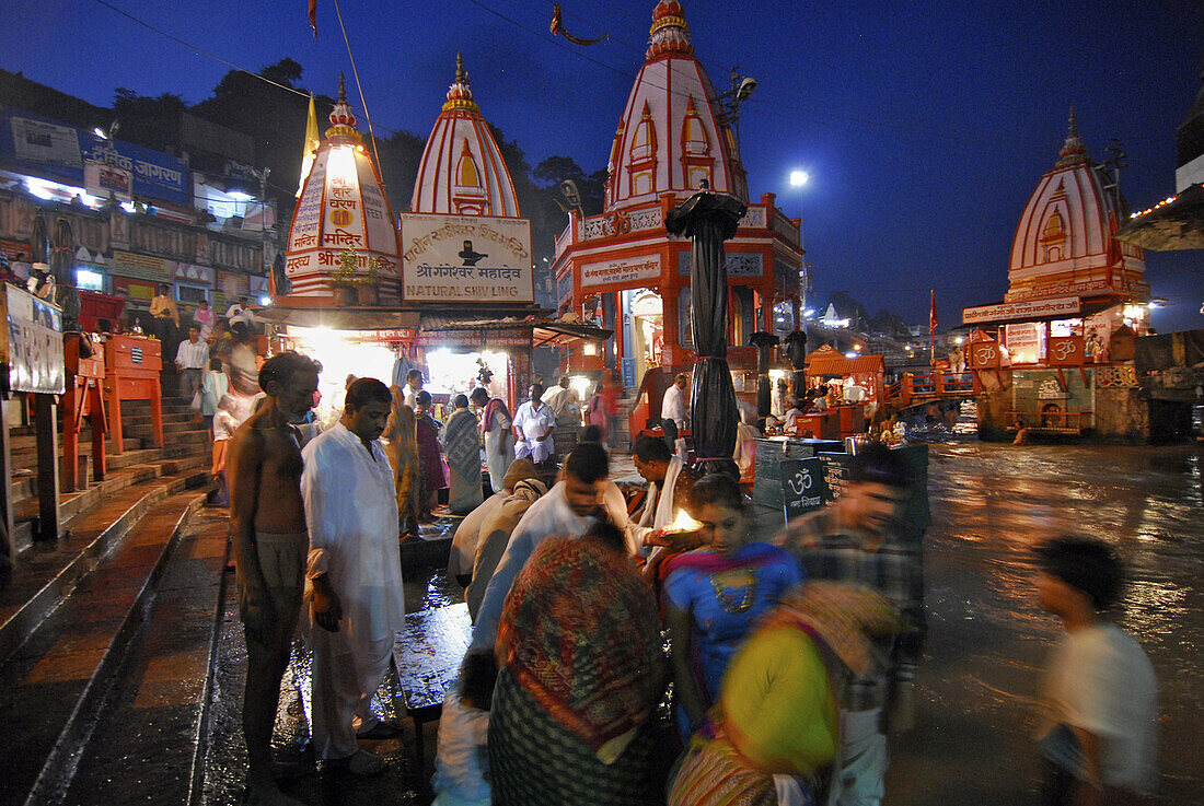 Menschen bei abendlicher Aahrti Zeremonie am Hari Ki Pairi Ghat Fluss, Haridwar, Uttarakhand, Indien, Asien