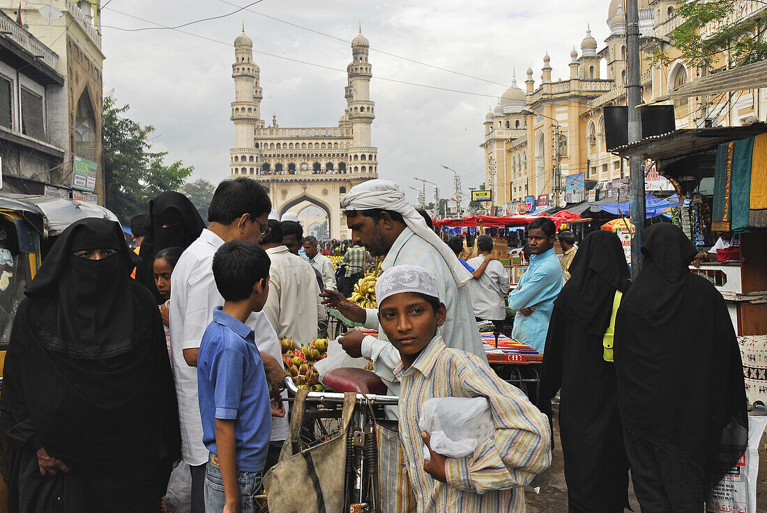 Moslemische Frauen im Tschador auf Strassenmarkt am Charminar, Hyderabad, Andhra Pradesh, Indien, Asien
