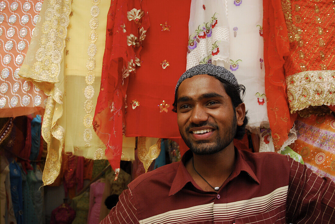 Moslemischer Händler im Basar am Charminar, Hyderabad, Andhra Pradesh, Indien, Asien