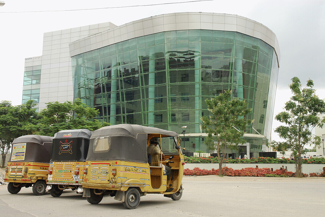 Cyberabad, motor rickshaws in front of modern building, HiTec City, Hyderabad, Andhra Pradesh, India, Asia