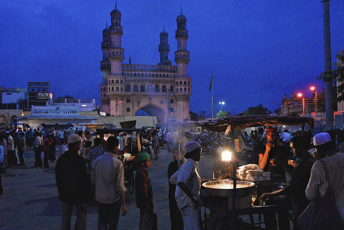 Moslems am Nachtmarkt am Charminar, Fastenbrechen im Ramadan, Hyderabad, Andhra Pradesh, Indien, Asien