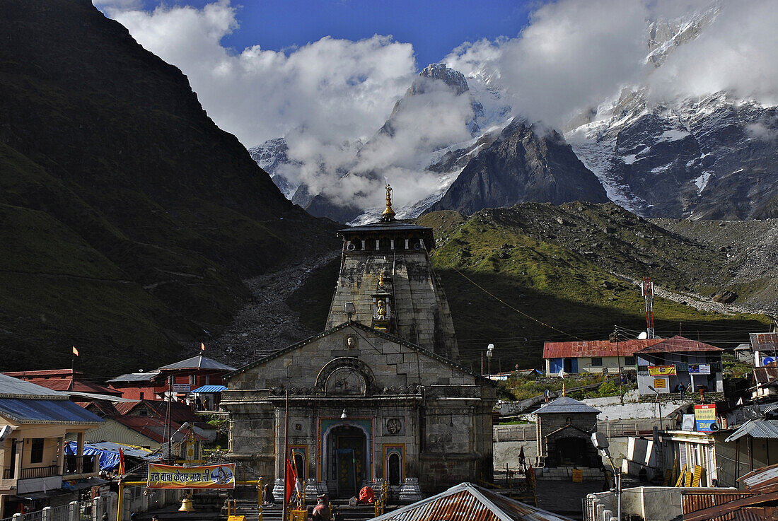 Heiliger Hindutempel in Kedernath mit Kedernath Bergen, Shiva Heiligtum, Uttarakhand, Indien, Asien