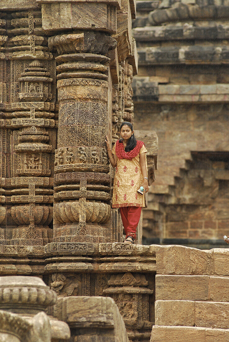 Inderin im Sonnentempel in Konarak, Orissa, Indien, Asien