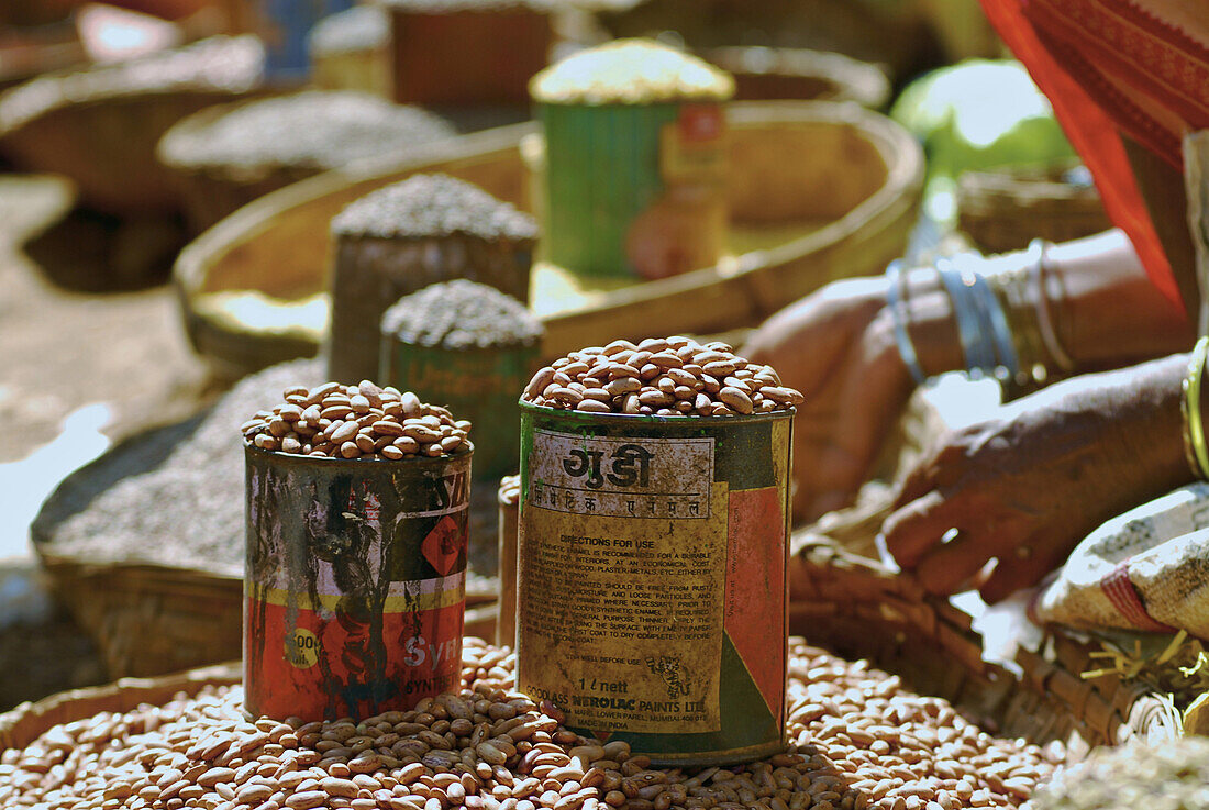 Marktstand mit Bohnen, Stammes Region bei Koraput im Süden Orissas, Indien, Asien