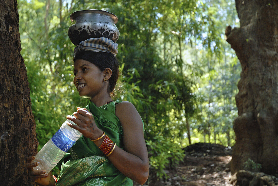 Mali Frau trägt Topf auf dem Kopf, Stammes Region bei Koraput im Süden Orissas, Indien, Asien
