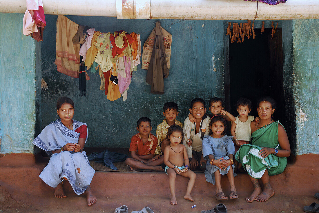 Familie und weiter Kinder vor Haus in Mali Dorf, Stammes Region bei Koraput im Süden Orissas, Indien, Asien