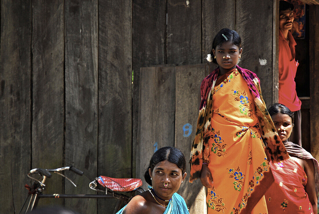Stammesangehörige Frauen auf Markt, Stammes Region bei Koraput im Süden Orissas, Indien, Asien