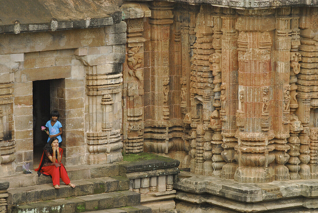 Indische Frau in Rot und Mädchen im Lingaraja Tempel, Bhubaneshwar, Orissa, Indien, Asien