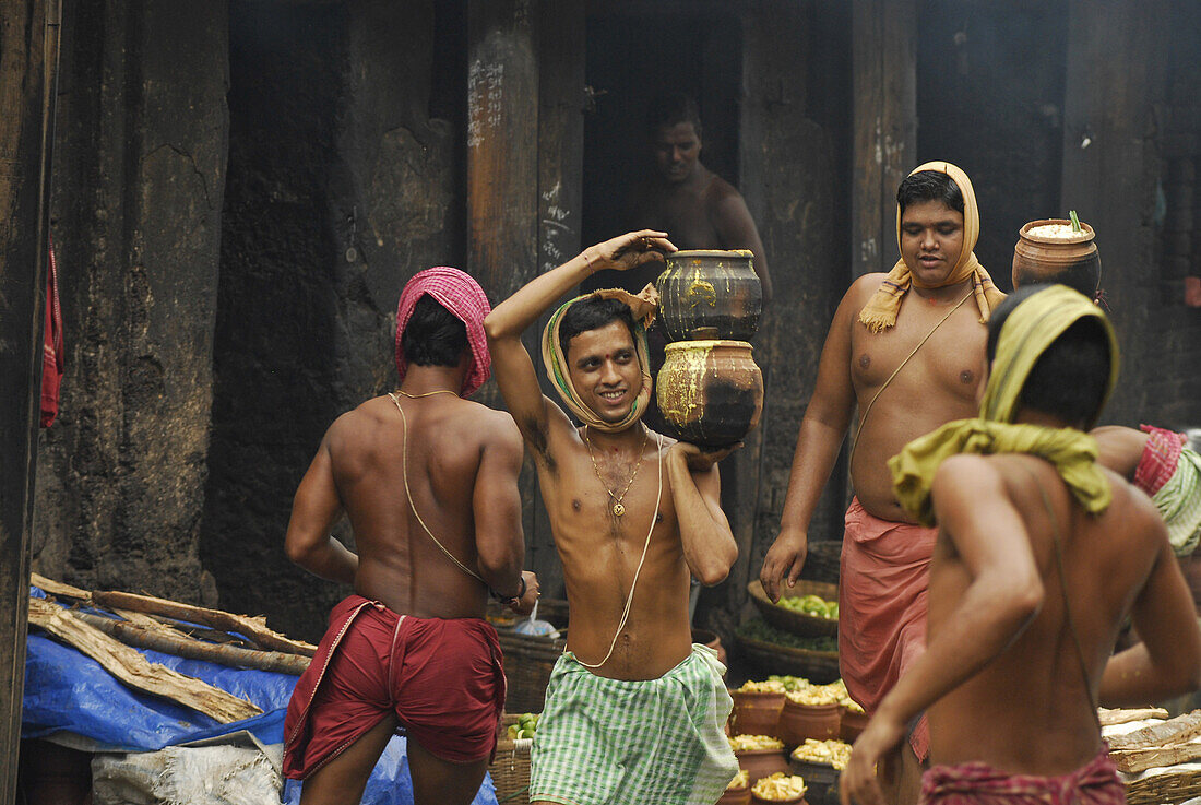 Junge Männer tragen Opfergaben, Ananta Vasudeva Temple, Bhubaneshwar, Orissa, Indien, Asien