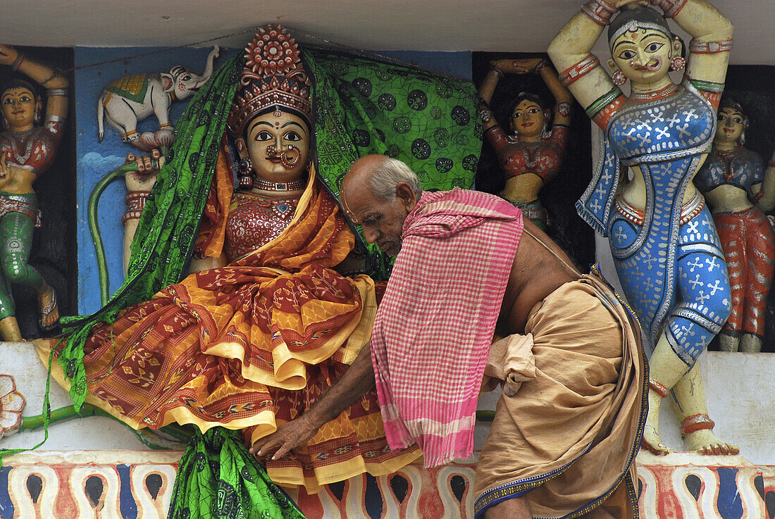 Brahmane kleidet weibliche Gottheit am Eingang des Jagannatha Tempel neu ein, Puri, Orissa, Indien, Asien