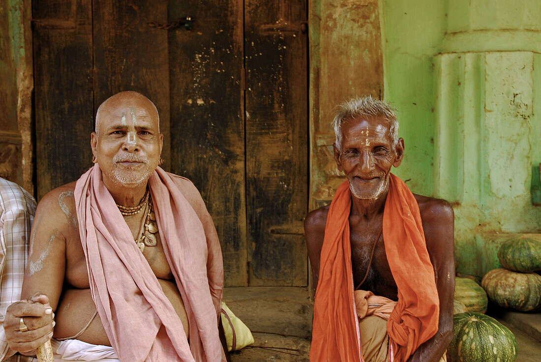 Pilgrims next to Jagannath Temple, Puri, Orissa, India, Asia