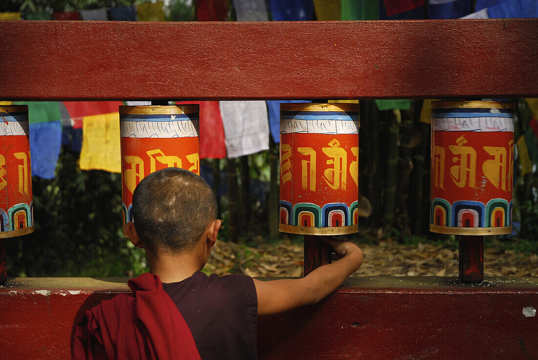 Novize mit Gebetsmühle, Kloster Enchey, Sikkim, Himalaja, Nord Indien, Asien