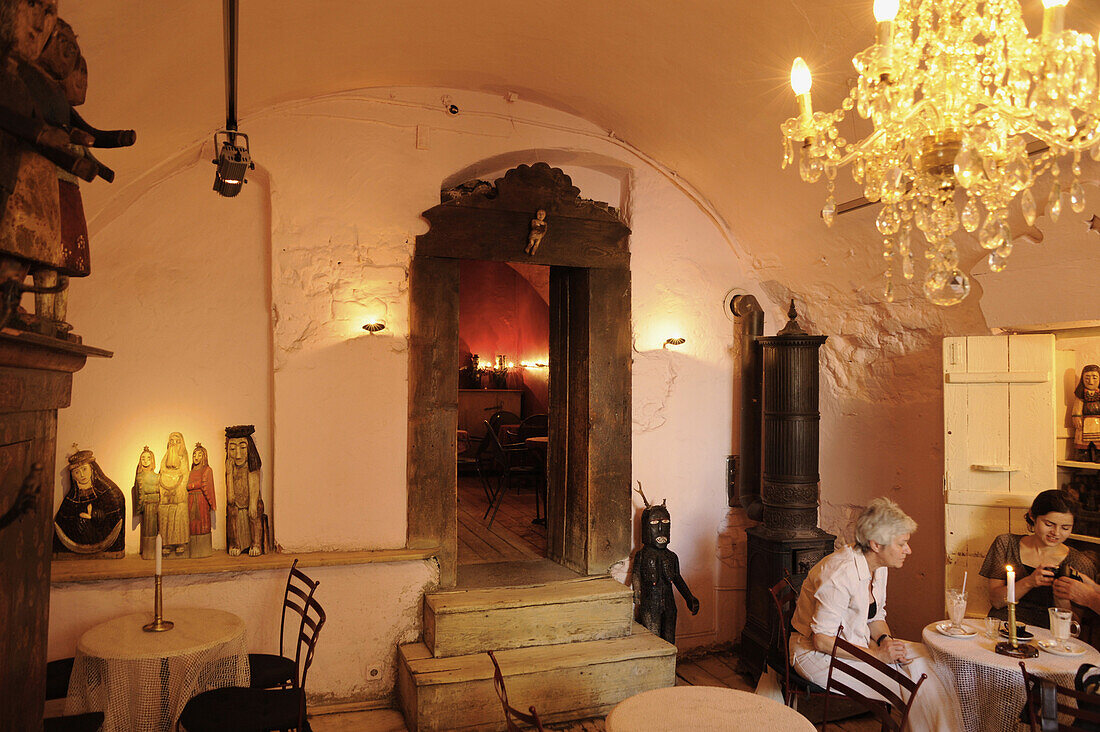 Raum mit Gewölbe im Café Camelot, Krakau, Polen, Europa