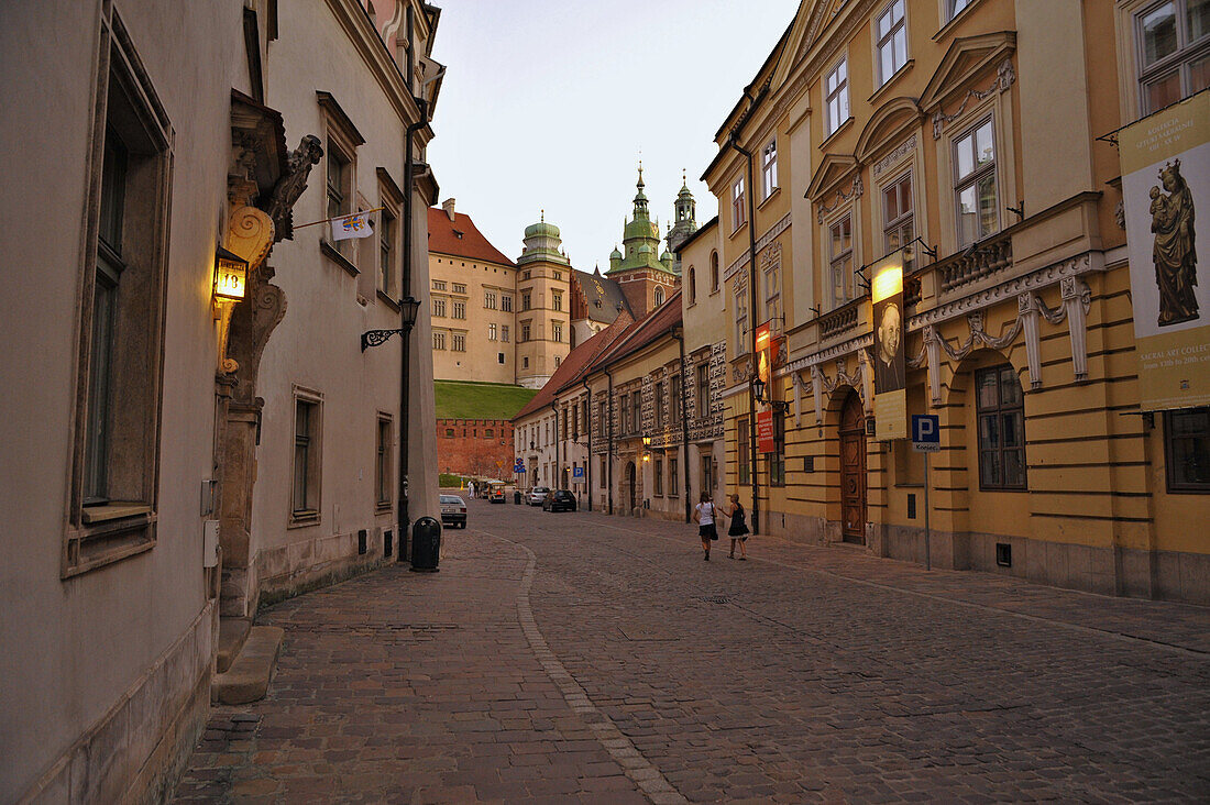 Abendliche Ulica Kanonicza mit Blick zum Wawel, Krakau, Polen, Europa