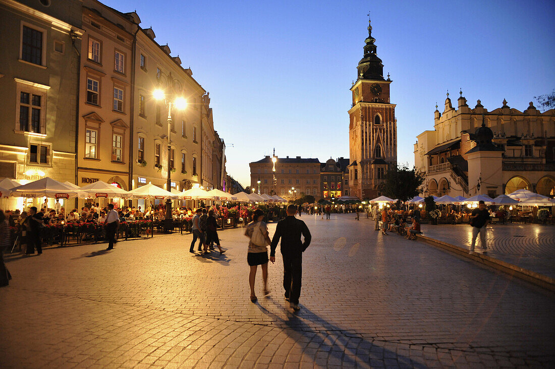 Rynek glowny, Marktplatz mit Straßencafes und Rathausturm am Abend, Krakau, Polen, Europa